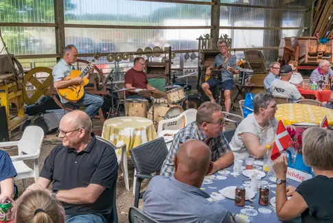 Jazz, ild og jordbærkage i kostalden: Serridslev ryster posen med Musik i Stalden