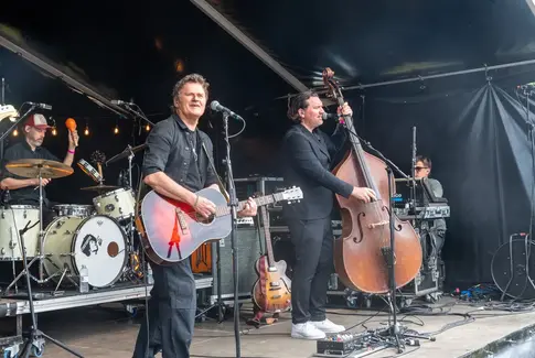 Skaya strålede i blæsten – og Vestbirk Havefest var tilbage med fuld musik