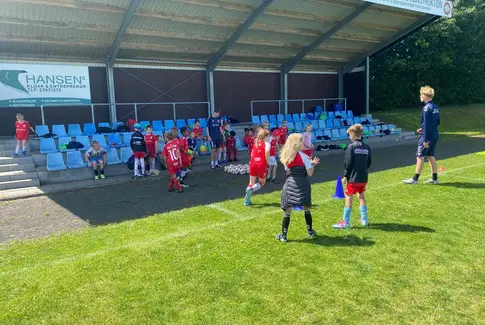 Fodbold, fællesskab og frugt i solskin