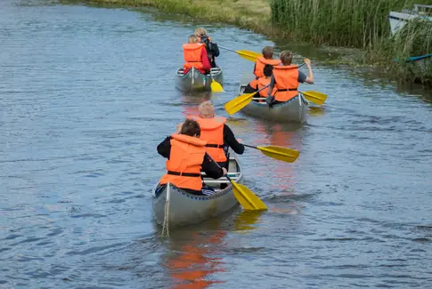 Sensommer ved Gudenåen: Fortællinger, fiskeri og fuglekvidder