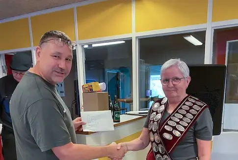 Martin Høj lykønsker den nye fuglekonge Ulla Olesen