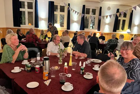 Mennesker til fest i Vestbirk forsamlingshus