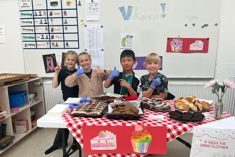 Fire unge børn som bager kager