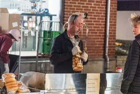 Uhyggelig man som serverer brød