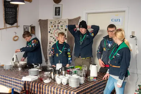 Fem unge i spejderuniform