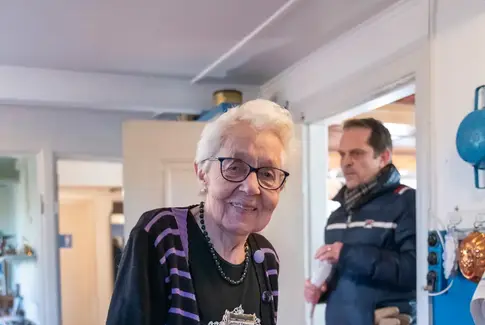 Ældre smilende kvinde med briller