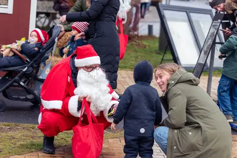 Julemand giver gave til lille dreng