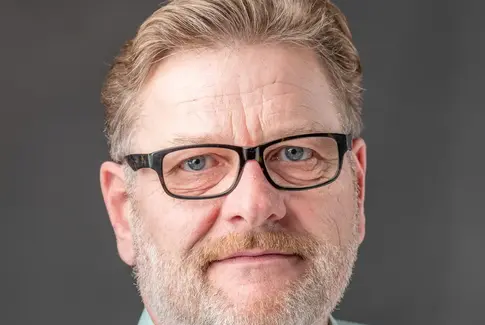 Mand med briller og grøn skjorte