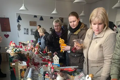 Kvinder som kigger på julepynt