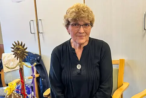 Kvinde står ved bord fyldt med nisser