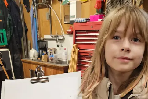 Ung pige med tegning