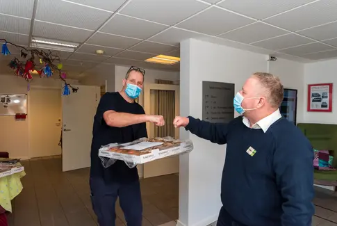 Lions Club Bygholm delte 810 fastelavnsboller ud