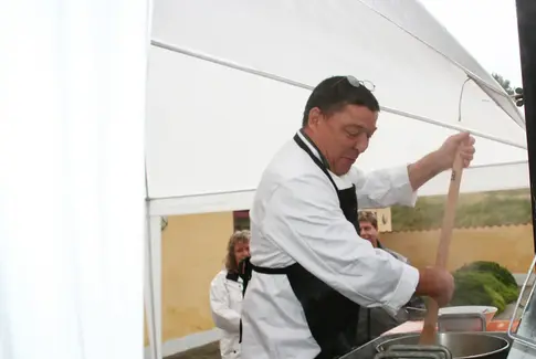 Kog i gryden på Sandvad Kro