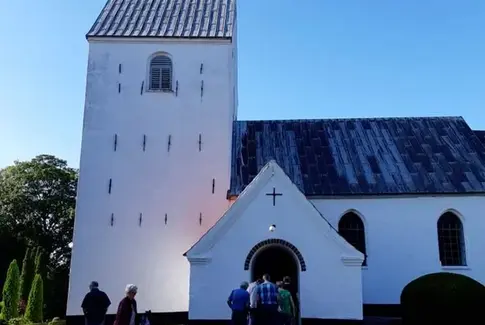 Sommerstafet fylder landsbykirkerne