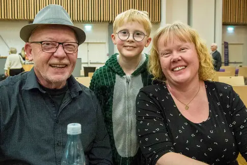 Tre generationer som smiler