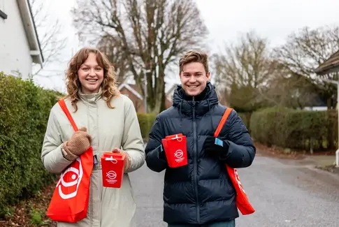 To glade indsamlere fra Folkekirkens Nødhjælp