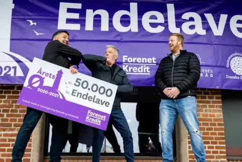 Endelave fik sin pris som Årets Ø stemplet på både check og færge
