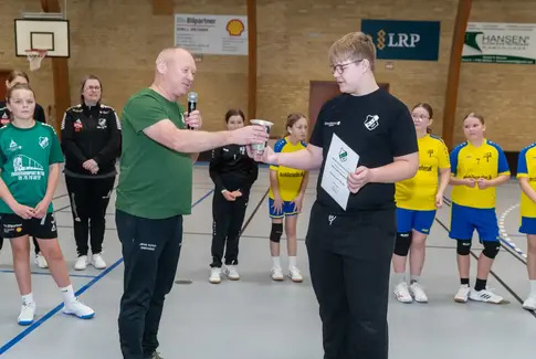 Jens Norup Simonsen overrækker præmie til Felix Sørensen