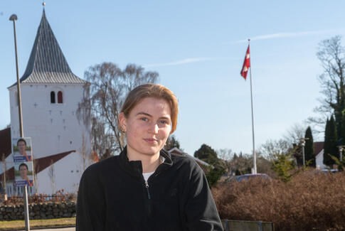 Lara Alberg sidder på en bænk i Østbirk