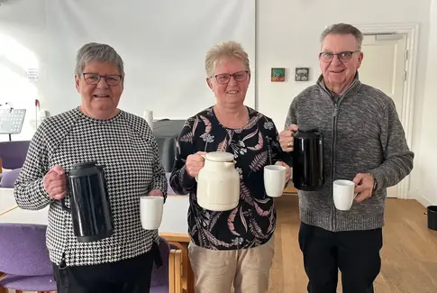 Anne Sørensen samt Jane og Flemming Gregersen står klar i køkkenet