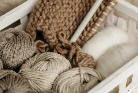 Strikketøj i en kasse