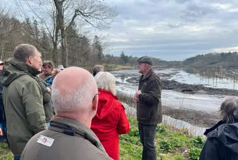 Mennesker på kanten af Gudenåen