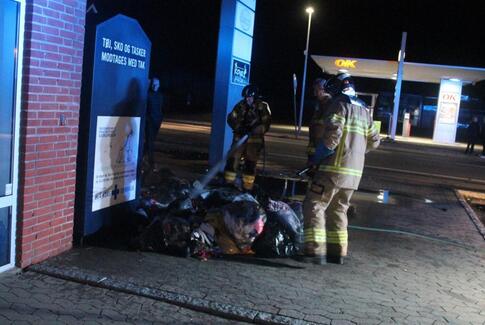 Østbirk: Brand i tøjcontainer