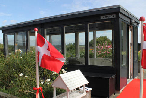 Drikker kaffe i la maison
