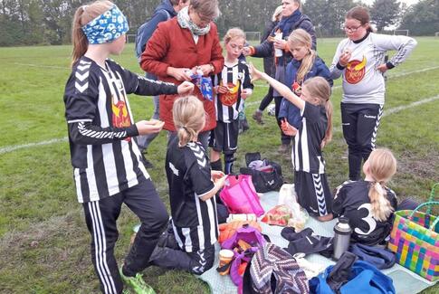 Våd fodboldomgang for Gedvedpiger