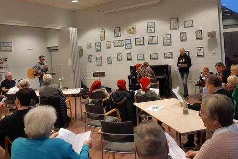 Grå toppe og røde huer