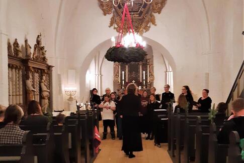 Ni læsninger og korsang i Hansted kirke