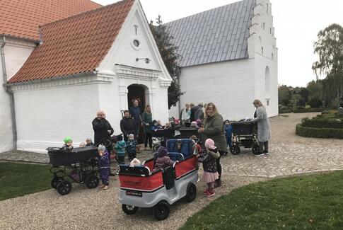 Dagplejebørn i høstpyntet Østbirk kirke