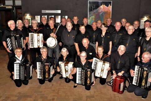 Syng og dans med Mandagsmusikanterne