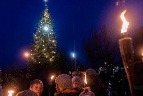 Juletræet blev tændt i Hovedgård