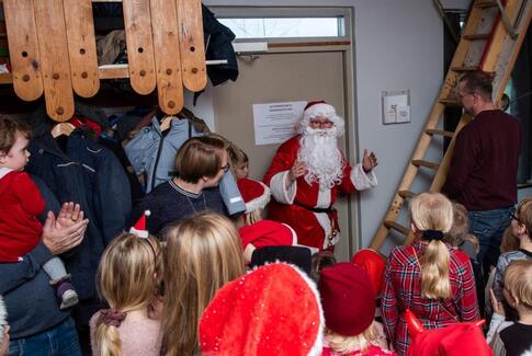På loftet sidder Julemanden
