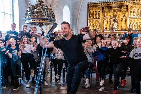 Swingende gospel med tidligere konfirmander i præstegården