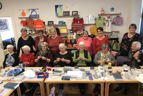 Kom og dyrk fællesskabet med Strikkedamerne