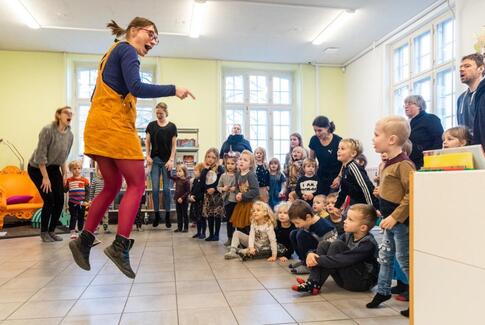 Koncert med Anna Banana og Helle Frikadelle i Hovedgård