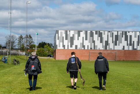 Færre huller i græsset