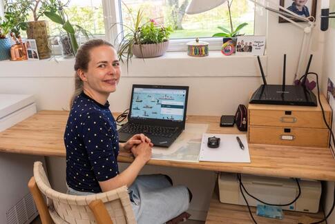 Linda underviser eleverne hjemmefra