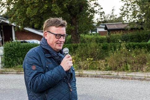 Jens Glavind fortæller anekdoter i sognehuset