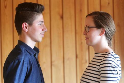 Syrisk elev giver sin klasse baghjul