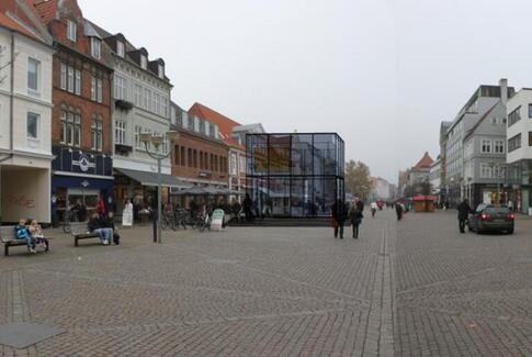 Kursister fra Sprogcenter Midt går catwalk på Søndergade