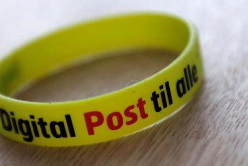 Ældre underviser unge i Digital Post