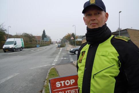 Politiet stopper uopmærksomme bilister