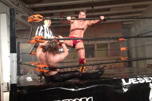 Hardcore julewrestling på Fængslet