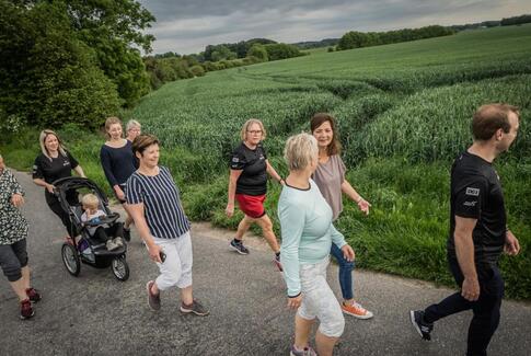 Vil du med ud og gå?