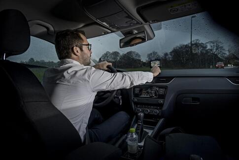 Politiet stopper uopmærksomme trafikanter