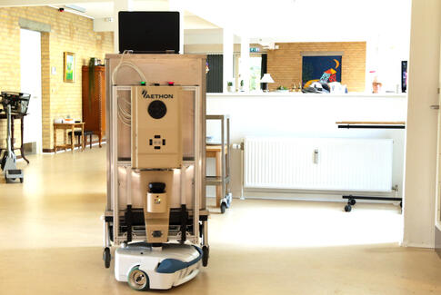 Robot skal køre med mad til ældre