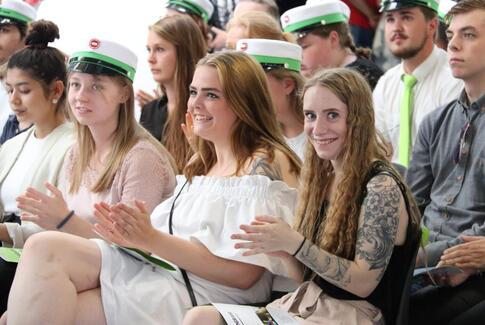 KUU fejrede 44 nye erhvervsassistenter med festlig dimission